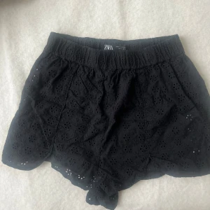 Zara shorts - Svarta broderade skjorts från zara. Har använts men är i helt ok skick.