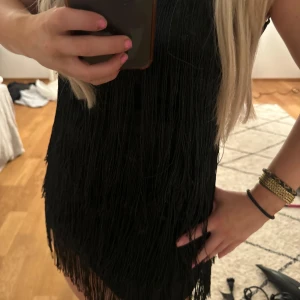 Svart Frans klänning - Fransklänning aldrig använd