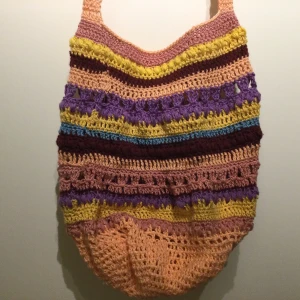 Virkad väska Bag - Virkad väska Djup på väska: 35 cm Längd på axelband: 80 cm, bredd på Axelband: 5 cm Omkrets på öppning: ca 45/78 cm Bomull 160 g