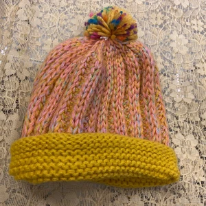Snygg Stickad Mössa  - One size , Barn/ ungdomar Stlk                        Pris 85kr/st 