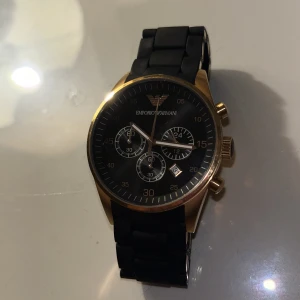 Emporio Armani klocka svart och guld - Emporio Armani klocka svart och guld helt ny inga skador funkar felfritt 