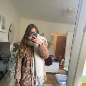Beige fuskpäls Lindex - Mjuk och mysig pälskappa. Som ny,  använd två gånger. Stängs med tryckknappar och har fickor fram. Passar xs och s.