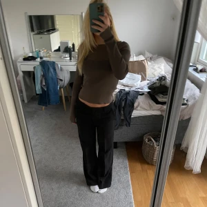 Tröja - Säljer denna så fina tajta tröja från zara som är tunnare upptill ovanför brösten. Såå fin men kommer tyvärr inte till användning. 