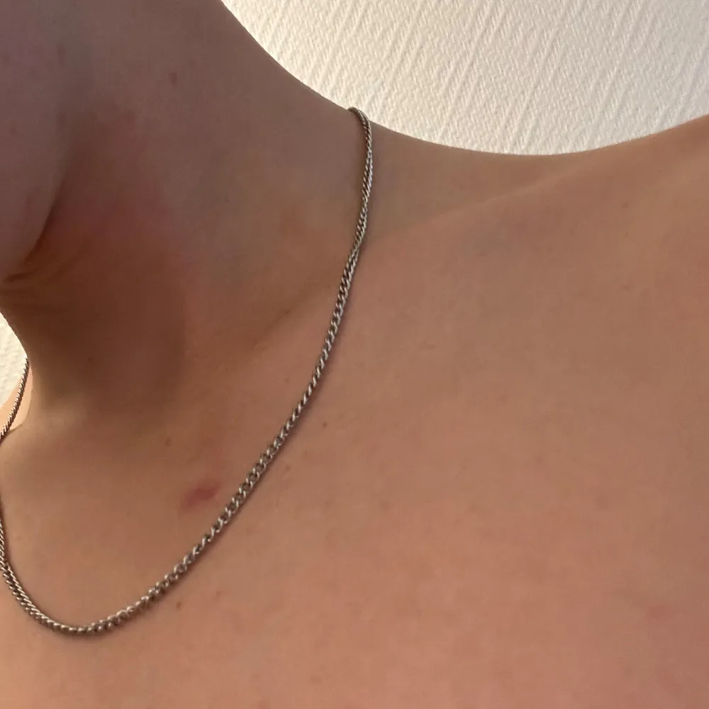 Ett silvrigt halsband i stål som jag inte använder längre och då ville jag bara bli av med den så jag säljer det ganska billigt   Priset är diskuterbart vid snabb affär och inget krångel. Accessoarer.