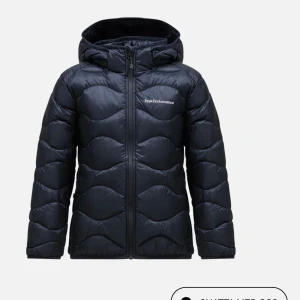 Svart dunjacka från Peak Performance - Säljer en snygg och varm svart dunjacka från Peak Performance. Jackan har en dragkedja framtill och en mysig huva. Passar både till vardags och utomhusaktiviteter. Perfekt till höst,vår och tidig/sen/varm vinter. Ny pris 2000kr 