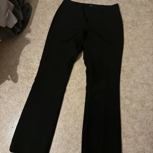 Bikbok lågmidjade kostymbyxor - Inga skavanker