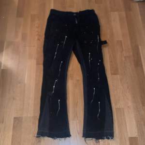 Säljer mina Gallery dept jeans eftersom dom inte kommer till användning mer, nästan omöjligt att få tag på nypris är ungefär 6 tusen kronor.