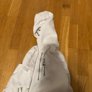 Sail racing hoodie  - Hej säljer min hoodie för den är för liten, den är i bra skick bara att den har använts lite 