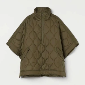 Olivgrön quiltad jacka - Olivgrön quiltad jacka med korta ärmar och dragkedja framtill. Slutsåld! Perfekt för höst och vinter🌟😍