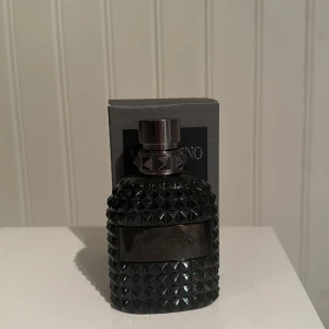 Valentino uomo intense parfym - En väldigt god parfym som passar perfekt till vintern som är oanvänd.