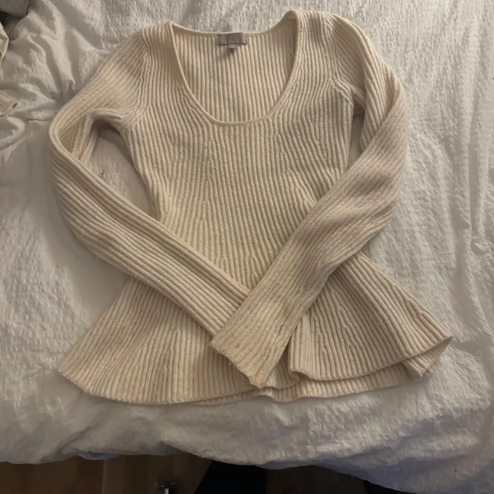 Säljer en superfin beige ribbad tröja med lång ärm och rund hals. Perfekt för höst och vår, den är både stilren och bekväm. Passar till både jeans och kjol för en avslappnad look. 🧡. Tröjor & Koftor.