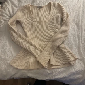 Beige ribbad tröja - Säljer en superfin beige ribbad tröja med lång ärm och rund hals. Perfekt för höst och vår, den är både stilren och bekväm. Passar till både jeans och kjol för en avslappnad look. 🧡