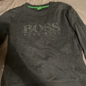  Hugo boss sweatshirt - Jätte fin Hugo boss sweatshirt som är i väldigt bra skick men kommer aldrig till användning längre