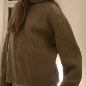 Stickad tröja  - Jag säljer den här fina stickade polo tröjan! Storlek XS men den är lite overzized.