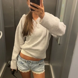 Grå hoodie från Gina Tricot - Säljer en supermysig grå, stickad hoodie från Gina Tricot. Använd Max 2 gånger så väldigt fint skick 🥰Stl 158/164, passar xs/s 🙌 Skriv för fler bilder eller övriga frågor 🤗