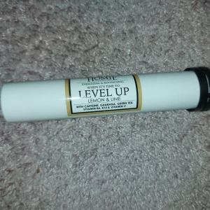 Energidryck på språng med extra vitaminer - Detta är ett rör med energigivande och revitaliserande tabletter med smak av citron och lime. Innehåller koffein, guarana och grönt te samt vitaminer som B5, B12 och C. Perfekt för en energikick när du behöver det som mest.