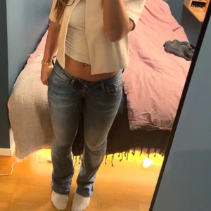 Blå jeans från G-Star - Intressekoll på dessa skitsnygga jeans från g-star. Sitter jättebra och snyggt på. Finns inga defekter dock har jag sytt ut de (se sista bilen). Om många är intresserade blir det ”budgivning”💕skriv vid frågor💕
