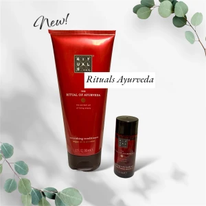 Nytt! Rituals Ayurveda Conditioner och Body Oil - Säljer ett set från Rituals Ayurveda-serie. Inkluderar en närande balsam med arganolja och shikakai i en 200 ml röd tub, samt en rik kroppsolja med indisk ros och sötmandel i en 30 ml flaska. Perfekt för en lyxig och avkopplande skönhetsrutin. Nypris ca 240.-