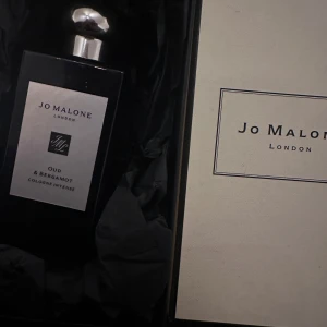 Oud & Bergamot Cologne Intense från Jo Malone - Säljer en lyxig parfym från Jo Malone, Oud & Bergamot Cologne Intense. Flaskan är elegant svart med en silverfärgad etikett och lock. Perfekt för den som älskar djupa och mystiska dofter. Kommer i originalförpackning.