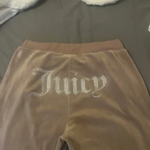 Juicy Couture  - Beige mjukis byxor i storlek M, passar både mindre och större storlek. Inga effekter som nya💕använd några gånger men inget som syns😊 pris kan diskuteras 