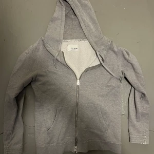 Number (N)ine zip - Zip-hoodie från Number (N)ine. Stilren hoodie med distressing.  Storlek 2, har jag för mig. Passar en S.  Väldigt fint skick.
