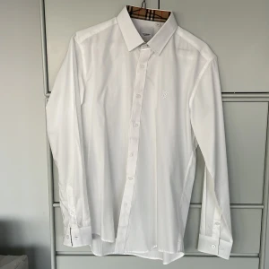 Burberry skjorta - En vit butberry skjorta i nyskick, inga fläckar eller liknande. Storlek M men passar snarare S. Inget og, köpt här på plick