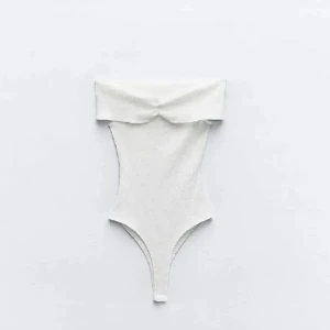 Zara body - Säljer denna super snygga zara bodyn! Den är off shoulder💓💓 skriv för fler frågor!