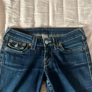 True Religion Jeans - dessa snygga jeans som jg tyvärr nt använder super, snygga dock! storlek 28. de är dock uppsprättade där nere så de blev lite längre🥰passar mig som är 158