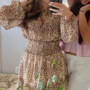 Slutsåld zara klänning - Säljer denna superfina slutsålda klänningen med långa ärmar ifrån Zara. Endast använd två gånger 💓 nyskick! Nypris - 599 kr