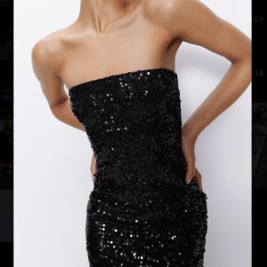 Glitter Klänning - Säljer denna bandeau glitter klänningen som är perfekt inför nyår🍾🥂 Storlek XS