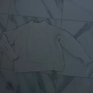 Vit tjockare tröja- Cubus - Tröja från Cubus i storlek S, finns en liten fläck på framsidan som jag ska försöka få bort!! Kommer inte riktigt ihåg hur mycket jag köpte den för, säljer den därför för 200kr, går inte fläcken bort sänker jag självklart priset!! För fler bilder eller mer info- bara att kontakta😊