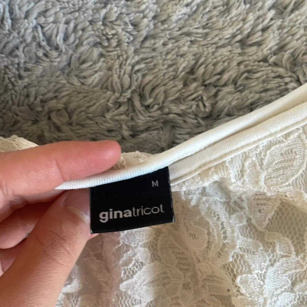 Säljer en fin Gina tricot topp. Knappt använd då den är lite stor för mig. Priset kan diskuteras! . Puserot.