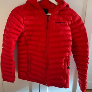 Peak performance jacka - Tjena! Säljer min peak jacka p.g.r. Ut av att den är för liten inte mycket använd typ 10-20 gånger och är som mya hör av er vid minsta lilla! Via snabb affär kan jag tänka mig o gå ner i pris 