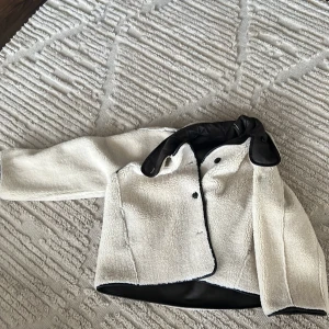 Ny Gina Tricot jacka  - Säljer en jacka från Ginat Tricot.  Köpt för två veckor sedan för 999 kr. Storleken är M/ L Inga skador.