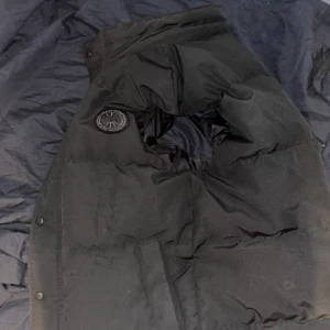 Canada goose väst, black kabel  - Säljer min äkta goose väst köpt från farfetch. Använt sparsamt och är som helt ny, går ej att hitta längre. Kvitto finns så klart 