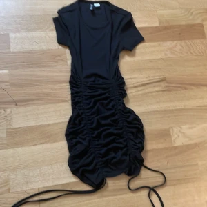 Svart tight klänning - Helt ny använt bara 1 gång!