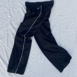 Vintage Nike byxor - Svarta Vintage Nike Trackpants. Väldigt bra skick, använda men sparsamt. Passar om du är runt 170 cm lång.