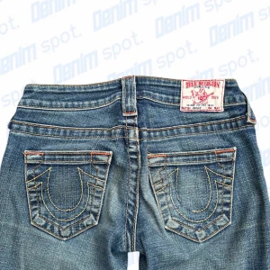 True Religion jeans  - Storlek W24 💙 Längd: 103cm • midjebredd: 32cm •  Innerbenslängd: 85 cm • Lårbredd: 21,5 cm • benöppning: 17 cm • OBS! Sömnad på bakfickan har gått upp lite. Modellen är 163cm och brukar ha strl W27• Hör gärna av dig vid frågor💙