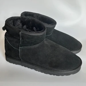 Uggs  - De är i storleken 45 och passar perfekt för hösten och kommande vinter. Köpte de ifrån vinted för ett tag sedan och är därför inte helt säker på om de är äkta. Hör av dig vid minsta fråga eller om du vill ha lite fler bilder 😁.