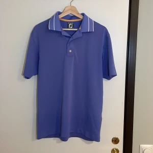 Snygg piqe från FJ - Skicket är bra på piqen, storlek herr M. Perfekt piqe att ha på golfbanan till exempel! Pris kan förhandlas!