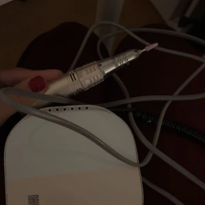 Elektrisk fil nailster - Elektrisk fil med 4 olika drills och ett paket sabdpapper. Använd en gång, desinfekteras innan. Ursprungspris: 1200 kr Mitt pris: 950 kr inkl sandpapper