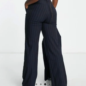 Kostymbyxor pull&bear stl. M - Randiga matinblåa snygga kostymbyxor från pull&bear. Använd endast 1-2 gånger, i nyskick💕💕