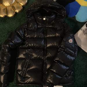 Moncler Maya Storlek 2 passar S/M. Pris kan diskuteras vid smidig affär Nyskick