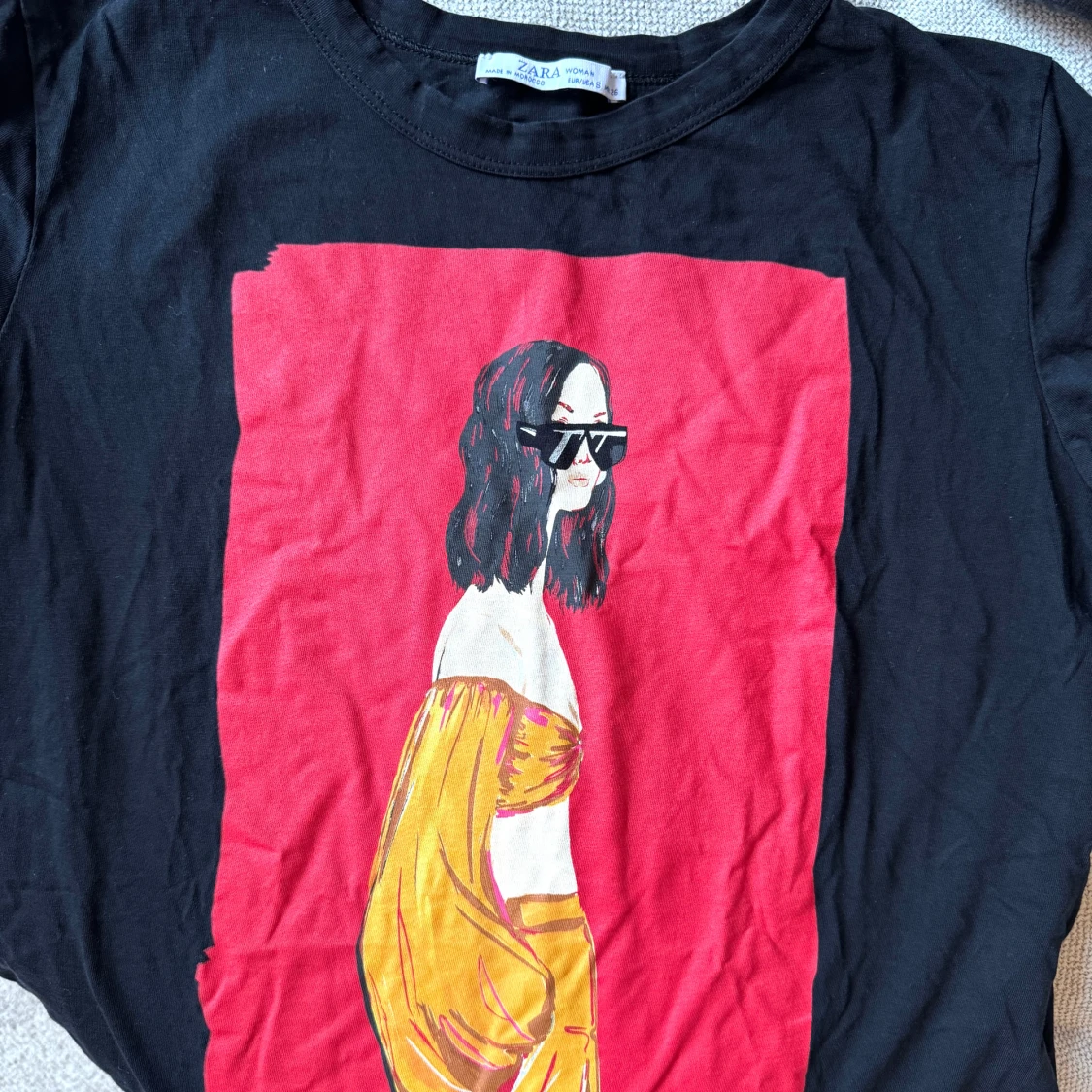 Svart t-shirt med tryck från Zara - 90