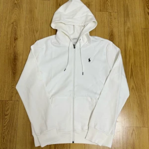 Polo Ralph lauren zip up hoodie - Hej! Säljer denna  snygga trendiga zip up hoodie🧊, som originellt kostar 1300, men säljer den för 600 helt oanvänd. Kommer starta ett eget hemsida men framför över säljer jag här. Så följ för det kommer mer kläder. Frågor dm☘️🌊🌊
