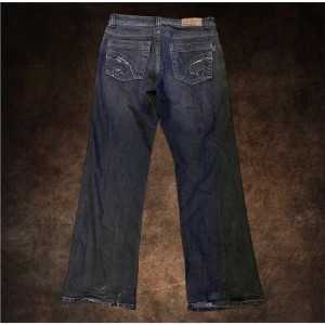 Bootcut Jeans - Riktigt feta bootcut jeans där jag själv gjort lite distressing vilket gör dom ännu fetare🔥💯 Kom DM vid frågor🙏