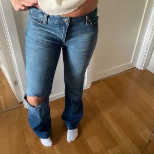 Lågmidjade jeans  - Lågmidjade jeans med hål🙌🏼 midjemått: 39 Innebensmått: 82 