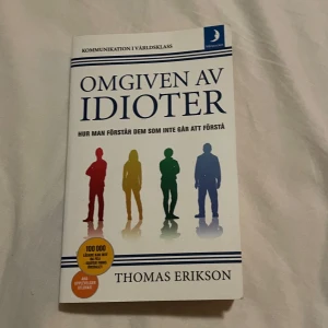Omgiven av idioter bok - Bok