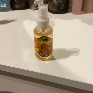 Argan du Maroc Huile d'Argan - Säljer min helt egna gjorda flaska med Argan du Maroc Huile d'Argan producerad i Morocco! Perfekt för att ge näring och glans till håret eller huden. Kommer i en praktisk sprayflaska för enkel applicering. Innehåller ren arganolja, känd för sina återfuktande egenskaper.