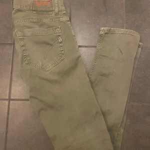 Dondup George jeans 31  - Dondup George 31. Skick 9 av 10. Nypris 3399, mitt pris 329. Färg olivgrön. Bara att skriva ifall ni har frågor! 